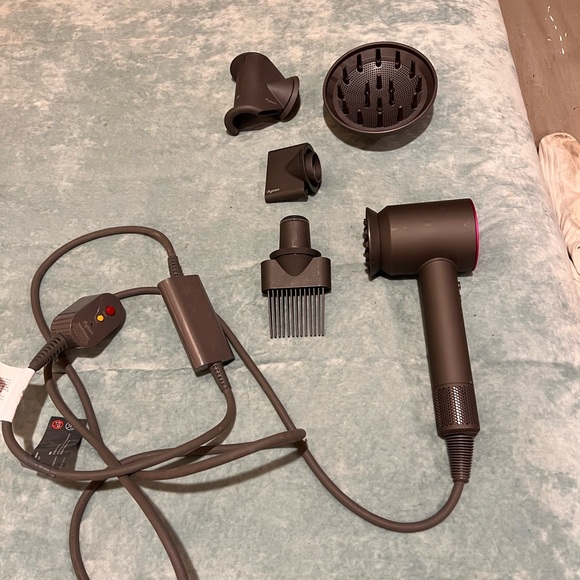 Dyson Supersonic Hair Dryer - Refurbished - Picture 1 of 3
